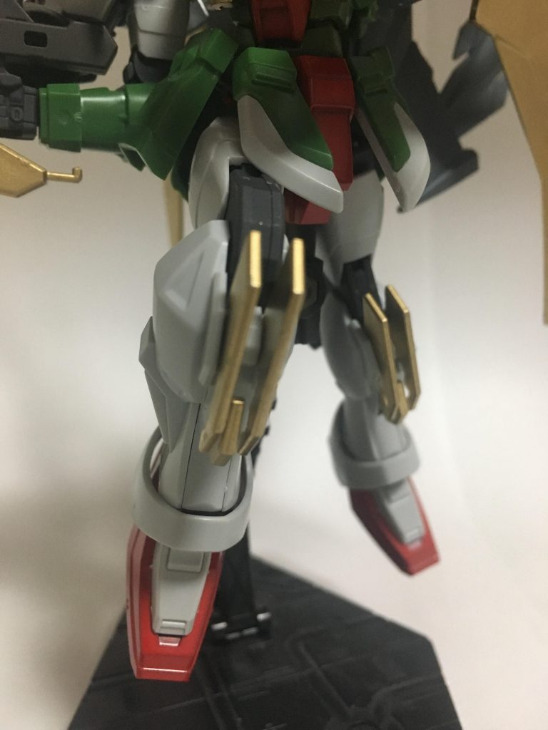 ニークラッシャー。ガンダニュウム合金の強靭性(きょうじんせい)を利用した超振動破壊兵器で、左右のヒザに設けられている。フェイズシフトを持たない装甲を内部構造ごと粉砕する威力を持つ。