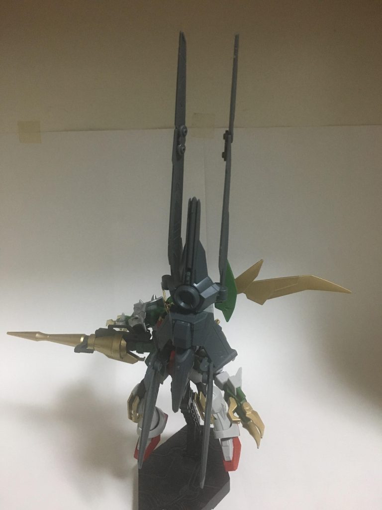 アームドアーマーTA、ビームスマートガンモード、その1。高出力のビームライフルとシールドの特性を併せ持つ形態。材質としてはガンダニュウム合金に対ビーム処理の施されたものが使用されており、非常に頑丈。さらにレール内に電磁フィールド(バリア)を展開し、相手の攻撃を軽減、上手くいけば無効化できる。