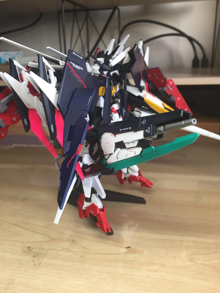 フルクロスモチーフと言いながら、やはりランスは外せないということで持たせました。
ムラマサの代わりの武器としてミキシングにて大剣を拵えました。
改めてクロスボーン系のデザインの秀逸さと己のセンスと技量の至らなさを痛感しました。