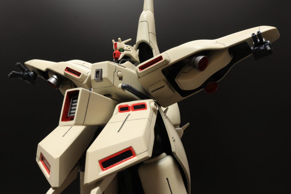 煽り気味の写真で巨大感を。