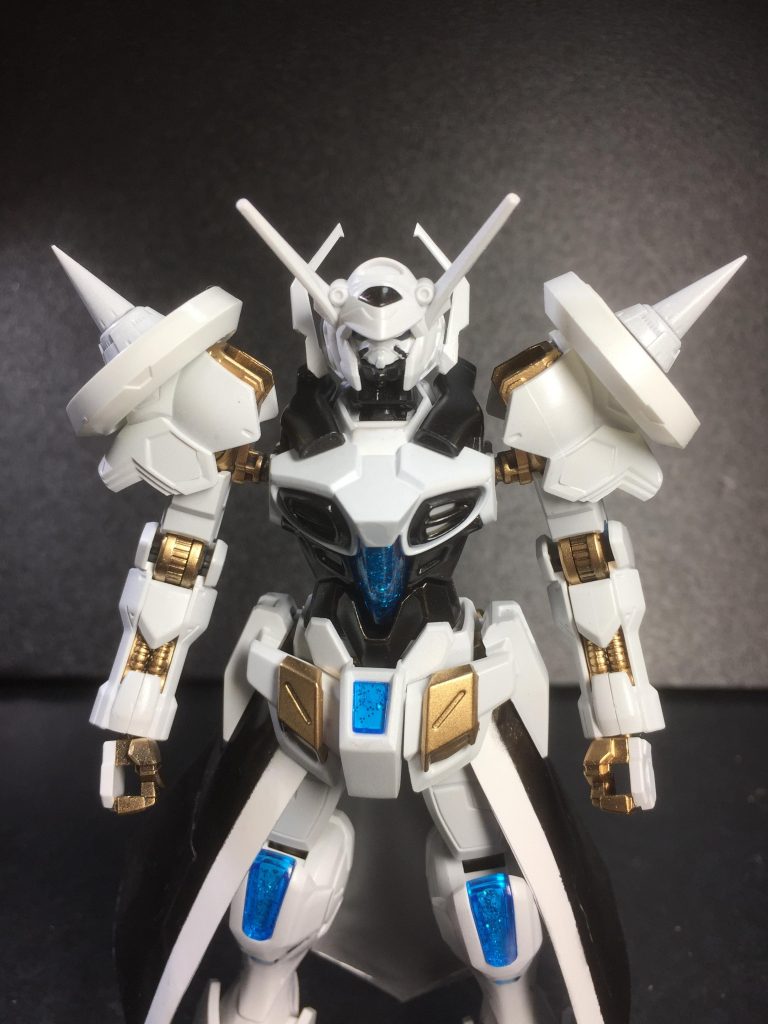 使用ガンプラはＧセルフの改造品であるはずだが、なにやら鉄に血の通ったような冷酷さを秘めている。
基本スペックが非常に高く、特殊な武装が一切なく、ほぼ徒手空拳で戦うことが多い。言ってしまえばこれは舐めプでしかなく、必殺技を連発してしまえば大抵の場合に負けることなどないと言われるほどに強い。徒手空拳で戦わない場合には特殊なビームウィップを用いることがある、これは伸縮自在だが射程が短く、機体全長の倍程度しか伸びないが貫通力が高く、そこから毒のようにフォトントルピードを展開、対象を瞬く間に破壊する。しかし、同時に複数展開が出来ないこと、自身が攻撃中に動けないなどのデメリットがある。また、バックパックを装備していないにもかかわらず、後述の理由から高速移動が可能であり、素でトランザムにも食いつく程度の速度で機動戦を行うことが出来る。そこから放たれる蹴りや殴打で敵機を追い詰める。