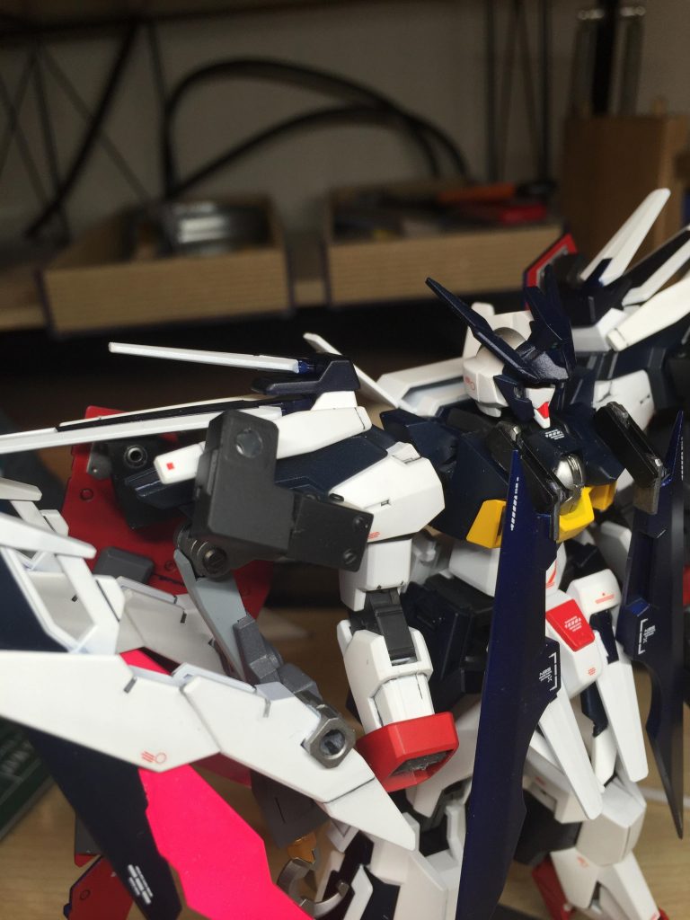 コメントよりご質問を頂いていたマントの接続部の詳細です。
簡単にですがパーツを自作してもとあるボス形状にはめ込んでいます。
角度をつけたりスイングしたりして腕の稼働の邪魔にならないように考慮したつもりですが、あまり動かす機会もないという、、、