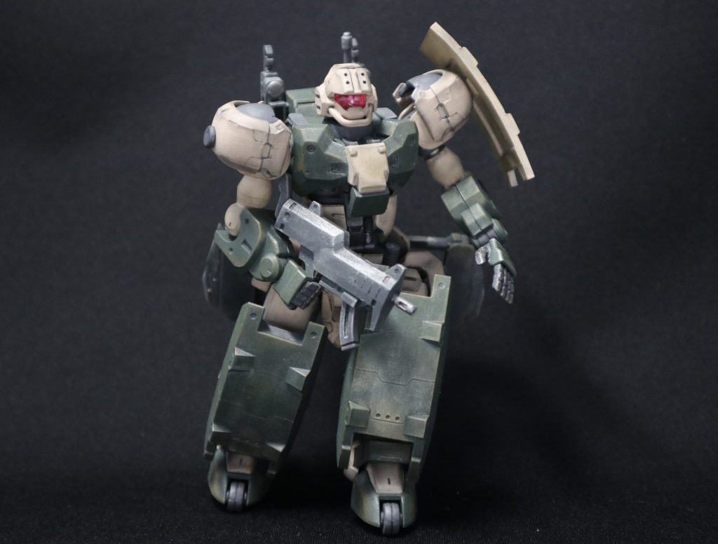 マシンガンを構えてローラーダッシュ。腰部リアアーマーに、ブーストハンマーを懸架可能です。