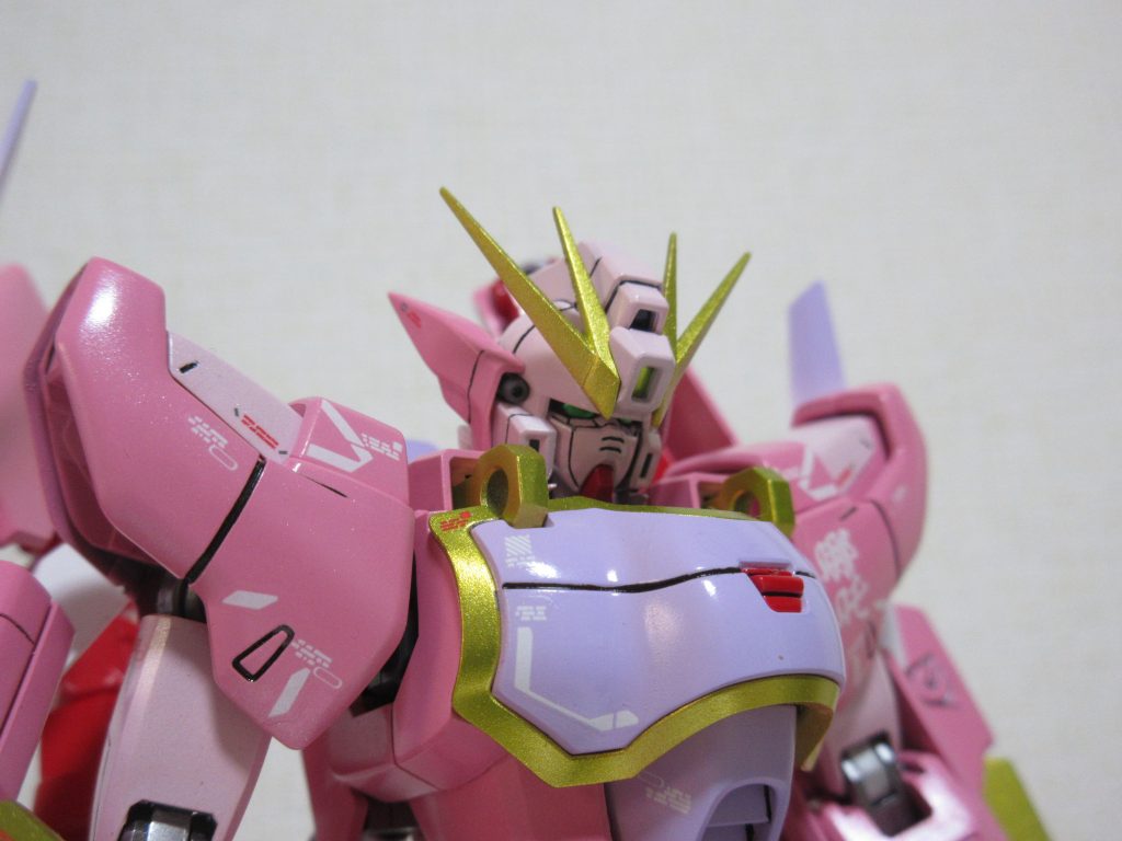 顔もイケメン!頭部アンテナやアゴ部のキバのようなパーツはシャープ化してあります。