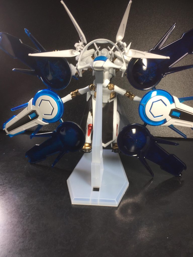 弱点らしい弱点もない機体ではあるが、ようは全て必殺技に起因した強さでしかないのが機体の弱点である。必殺技の発動には実はトリガーが必要であり、腰のクリスタルに触れて数秒のラグがそのトリガーになっているためそれをさせなければ高速移動が封じられること、また必殺技の回数に制限はない代わりに持続時間自体が短くなっているので一回凌いでしまえば次の発動ラグを狙うなどの対策ができてしまう。また、それをしなかったとしても完全に素のスペックで上回る相手には最悪手も足もでない。パーフェクトパック装備形態でも実は同様のことが言えるため実は必殺技を封じてしまえばなんとかなる。プレイヤー自体も自覚はしているので隙はなるべく作らないようにしている。

噂では、実はもう一段階上があると言われており、そちらが究極態と噂されている。