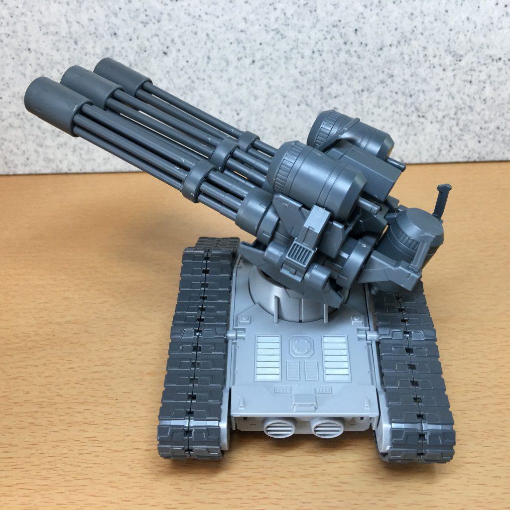 外見はかけ離れていますが、すべてガンプラで構成されています。ガンタンク初期型のタンク部にジャイアントガトリング×３の組み合わせです。