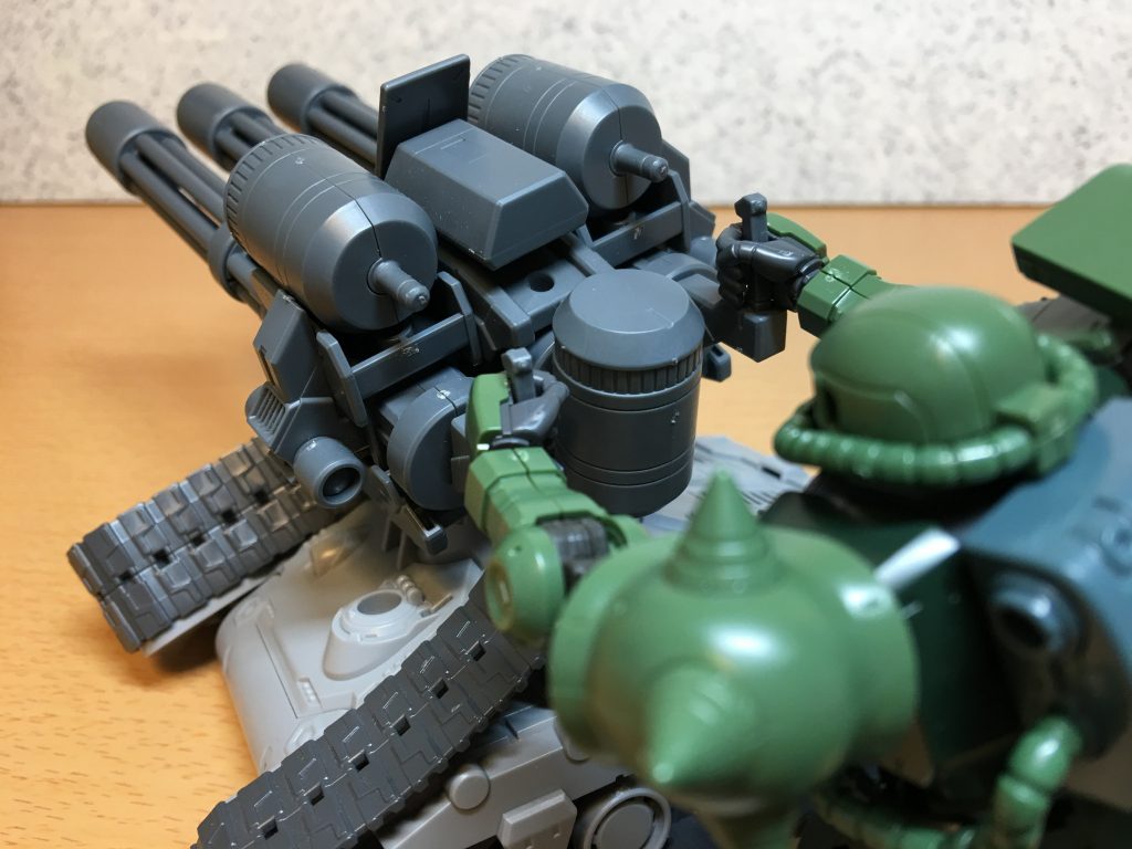 (   。￣v￣。)ﾉ さらに動けなくなるとモビルスーツの砲台としても使えるようになっています。