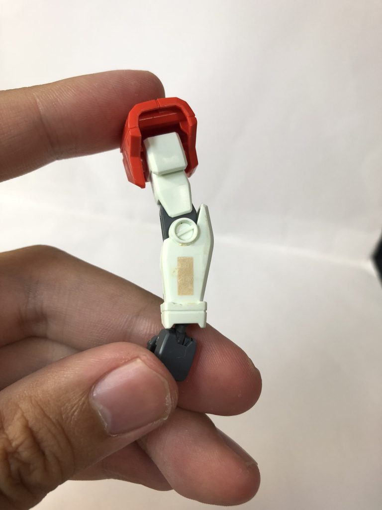 この写真と次の画像では腕と足の3ミリジョイントをパテで埋めています。
ガンダムエックスにある凸モールド(エネルギーコンダクター)がGビットにはないので
それを参考にパテ埋め
※理由としてはガンダムエックスにはサテライトチャージしたエネルギーを腕や足のエネルギーコンダクターに
 チャージして機体の稼働時間を延長させる、という設定が以前あったので量産機にはまず省くだろうという
 脳内会議にて決定