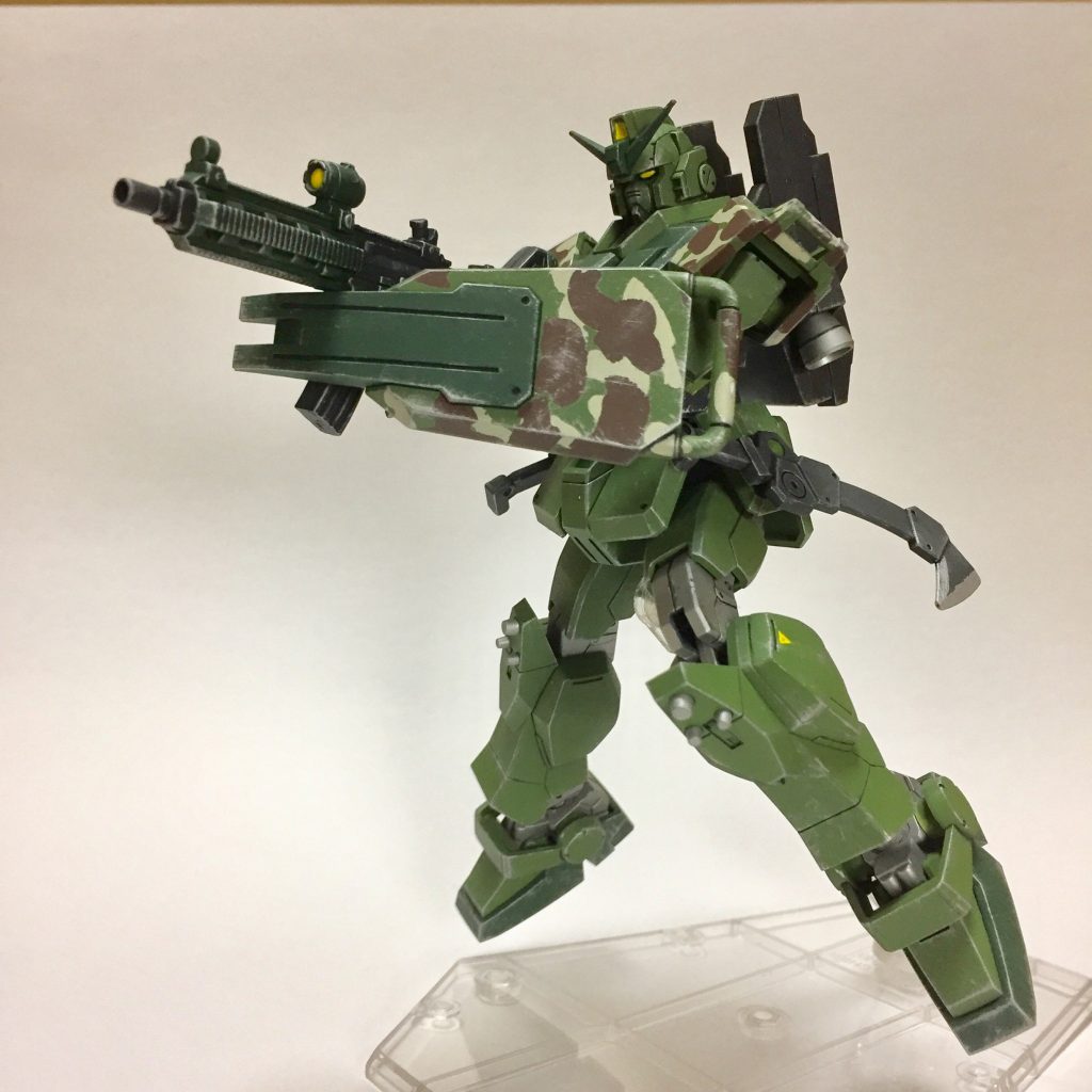 肩部とシールドに迷彩塗装を施してます。