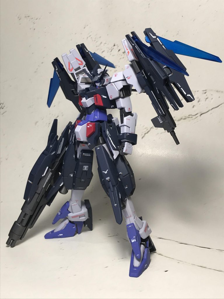 フロントショット
AGE-2がダークハウンドに成らず、その後もAGEシステムによる進化で到達した機体という設定。