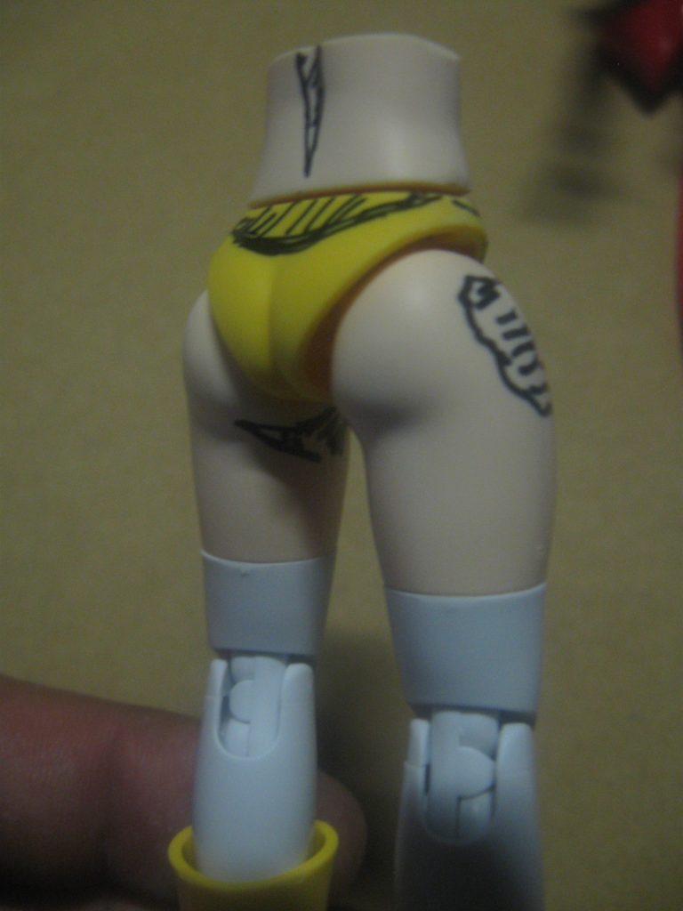 マジックのマーキング部分を削り込み、ポリパテで成型します。