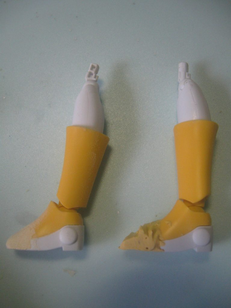 つま先の形状をポリパテで変更です。