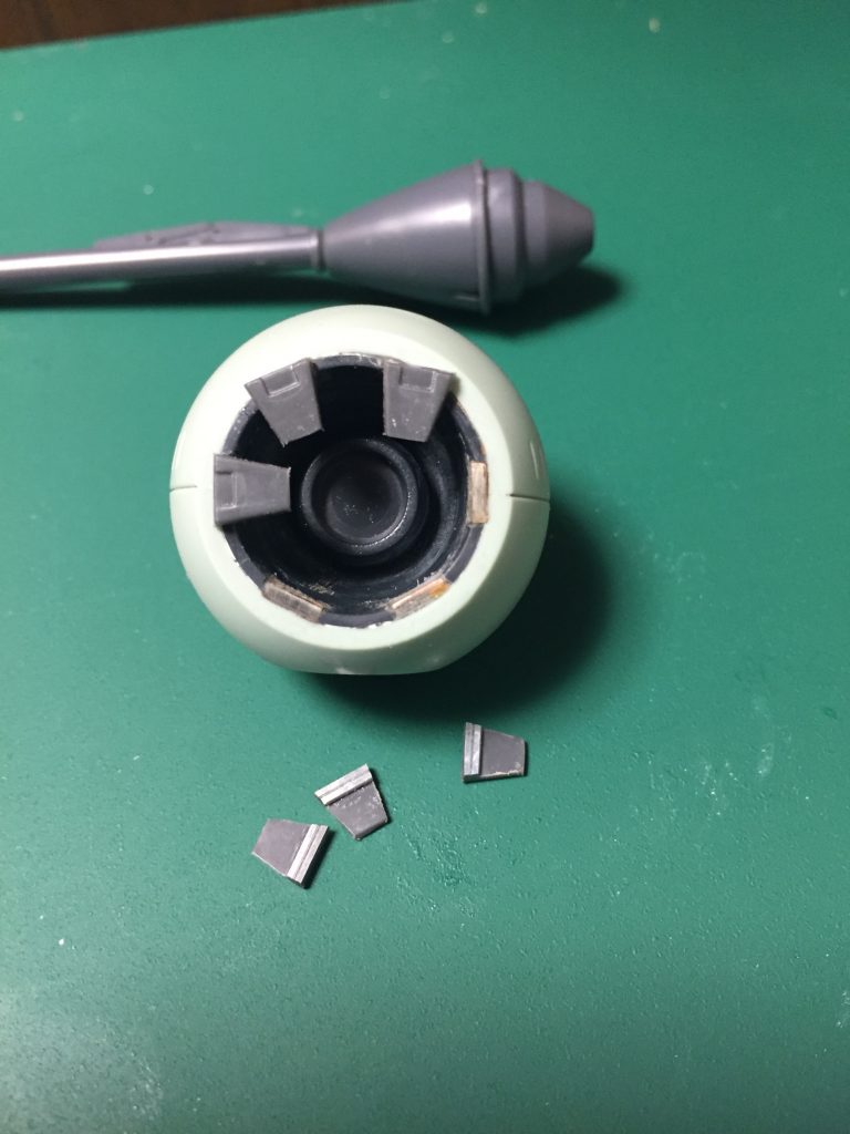 今回何気に苦労したのがメガ粒子砲のパネル可動のギミックでした。色々ジャンクを漁っては試して…の繰り返し。そもそも小さすぎて下手な関節付けると大き過ぎるんですよねー😅
結局ボディにネオジム埋め込んでパネルはホッチキスの芯を接着する方法でやりました〜