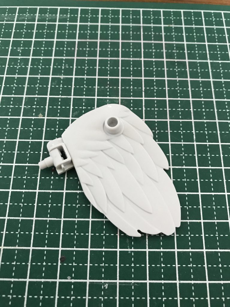 翼はスカイハイウイングスの大きいサイズを使用し、GNドライブの基部にハマるように少し加工しました。