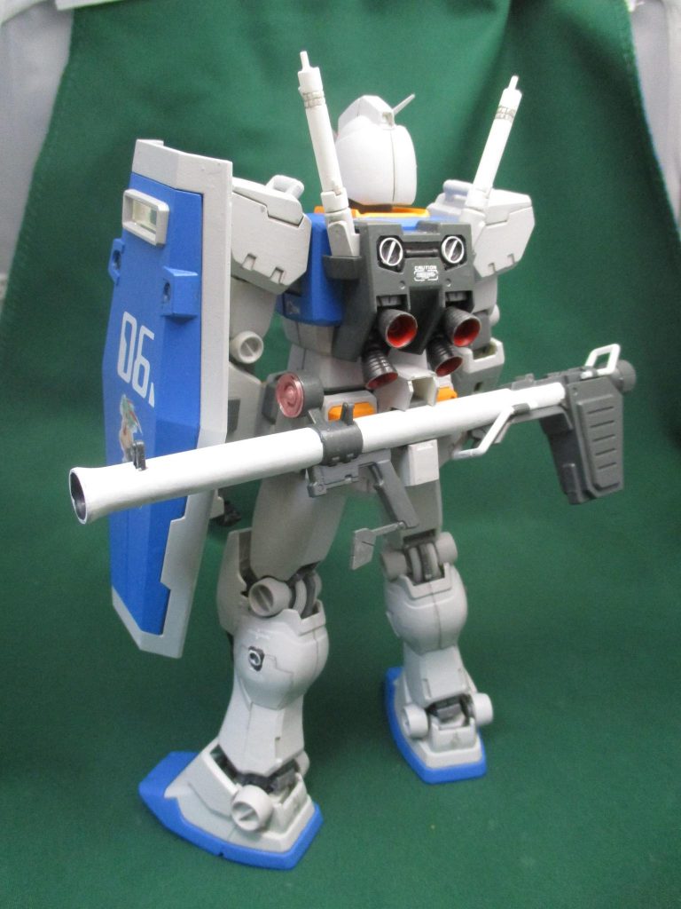 バズーカ装備に。スラスターの内部色は、差し色でレッドに。