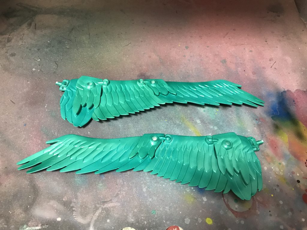 色は、メタリックグリーン→蛍光グリーンの順で吹きました。