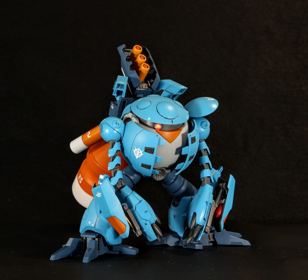 正面です。モノアイには電飾を仕込んでます。