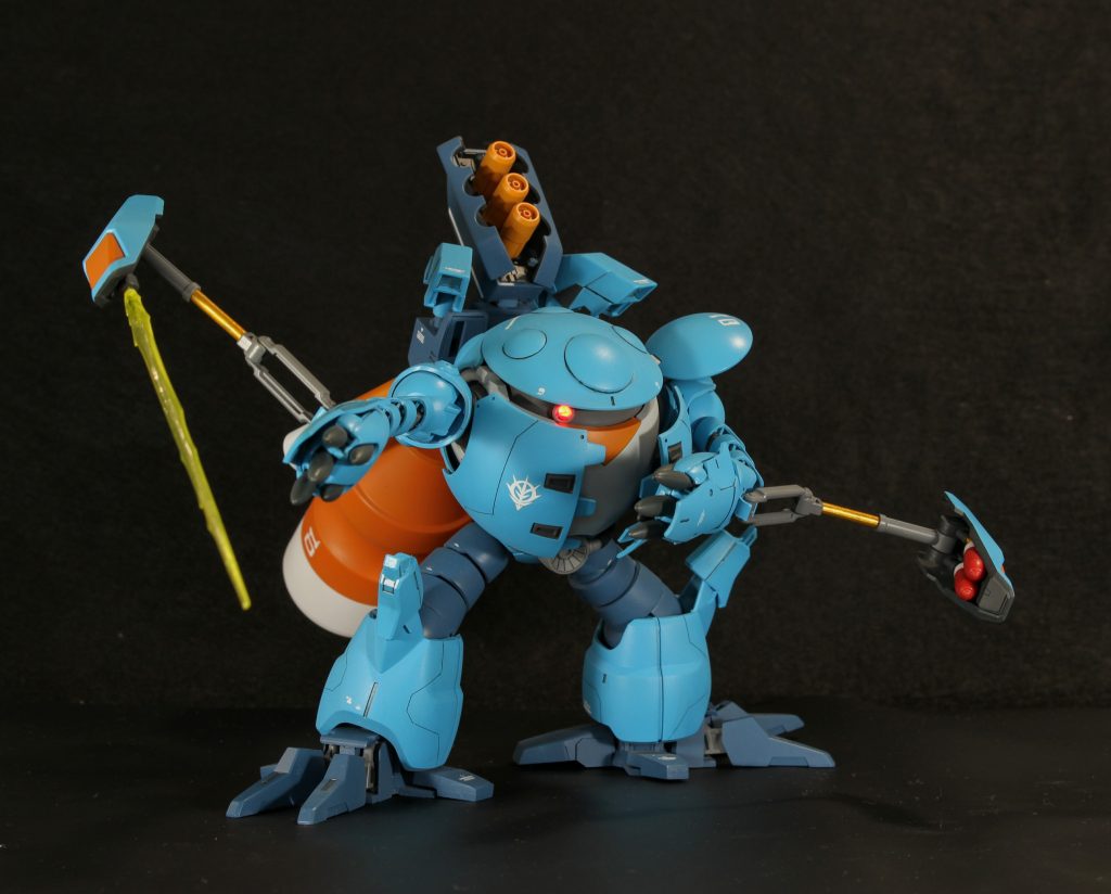 隠し兵装としてミサイルとビームサーベルを装備。