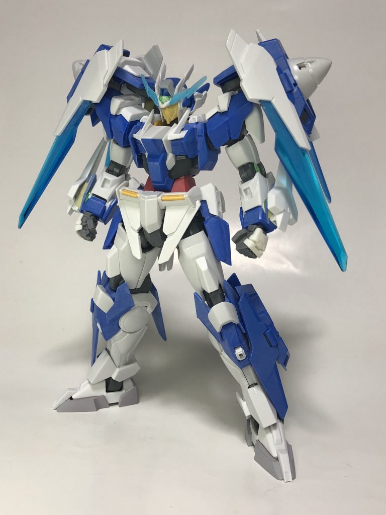 頭部は横後ろにパーツ追加。GNドライヴバインダーは前回のオーライザーのが重過ぎるように感じたので、トランジェントガンダムのパーツを2体分使用して変更。ヒザ周りはビームサーベル発振器を追加。ここから先はディテールの変更のみです。