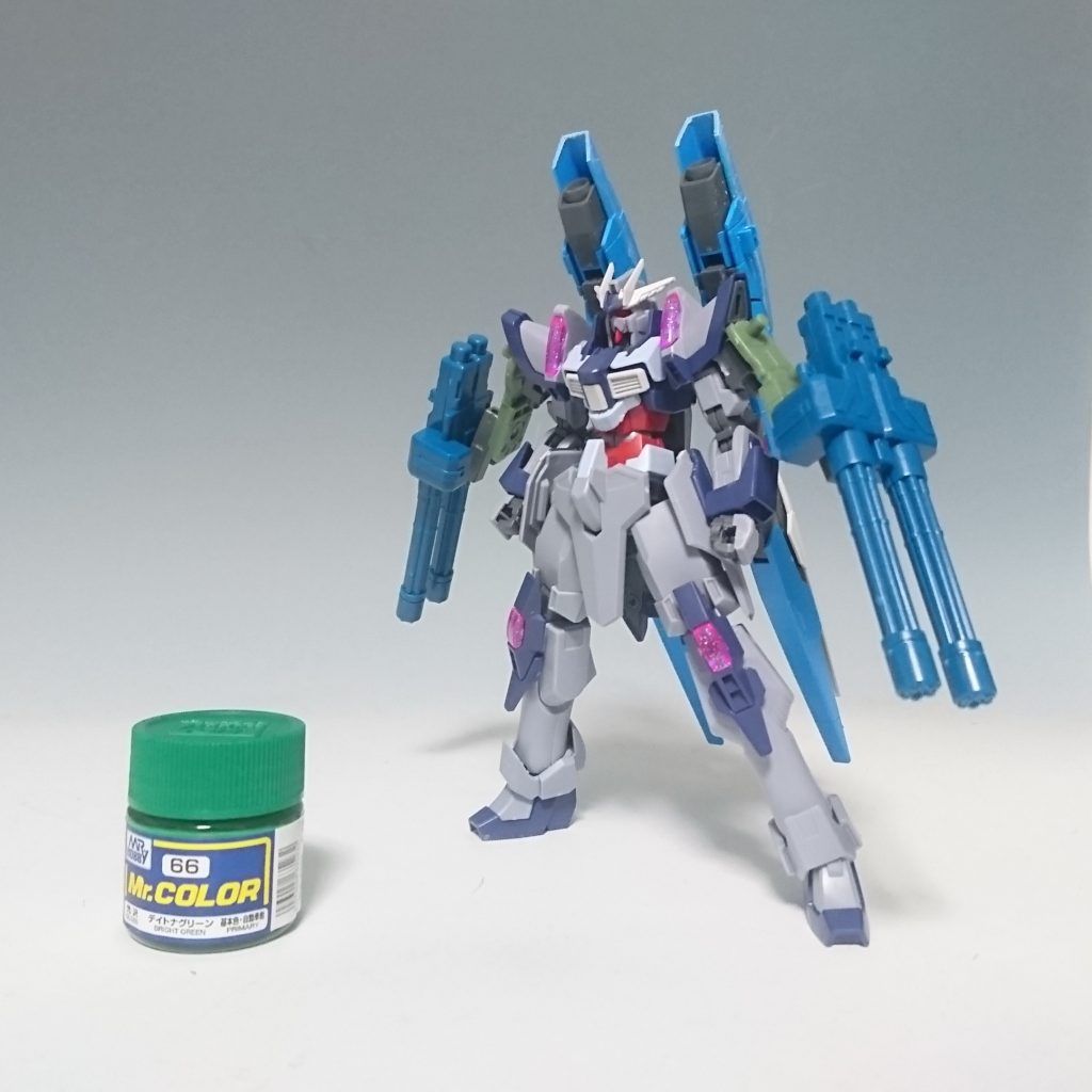 仮組した状態。ガトリングはヘビーアームズのものから。
塗料はデイトナグリーンでANEMOI所属機はどこかしらにこの塗料を使っています。