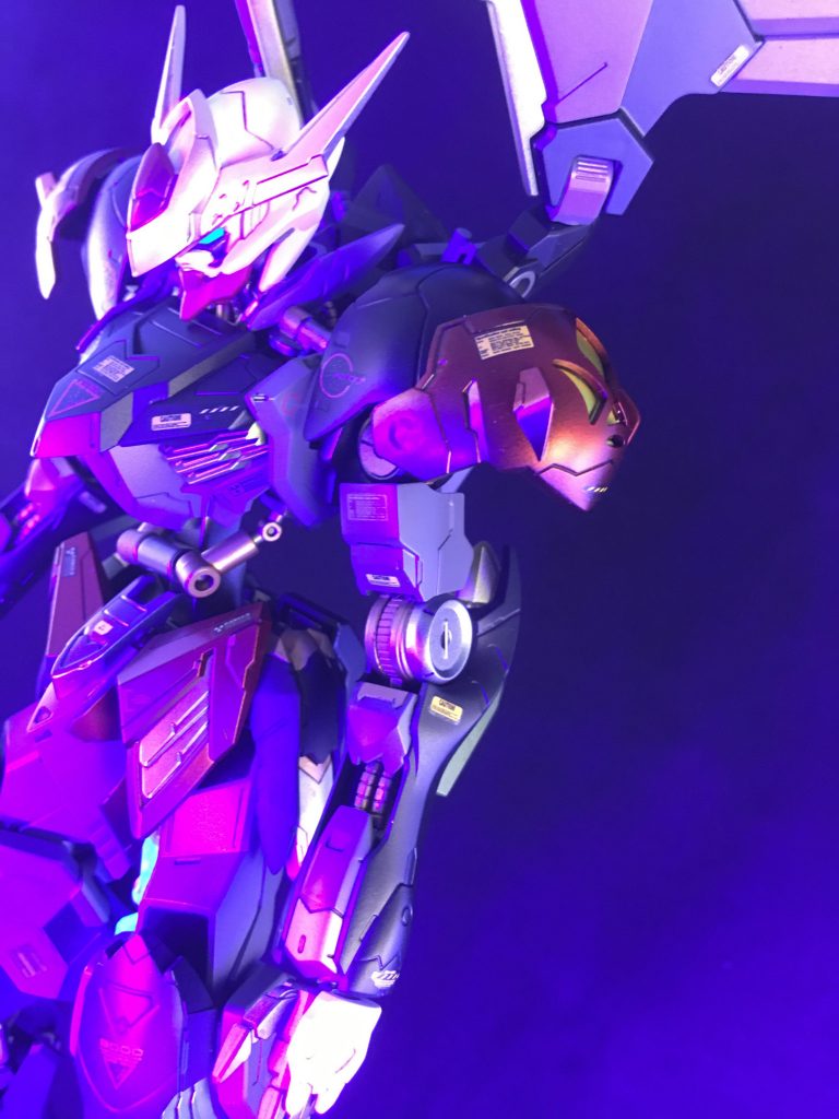 ブラックライトを当てると目が光るようになってます。