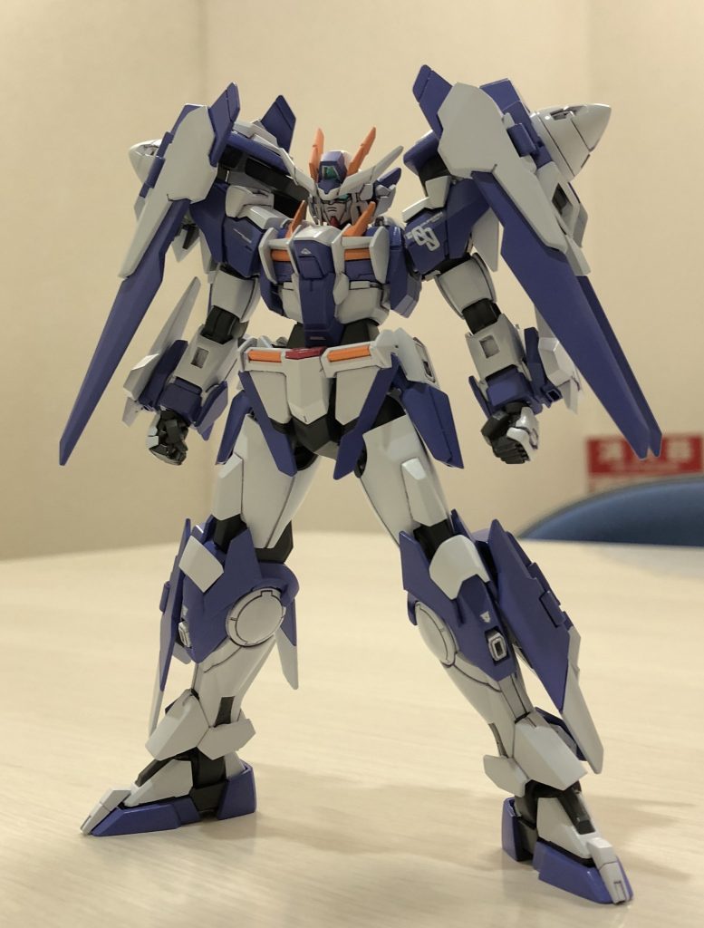 塗装が大体完成してマーキングを貼り始めた時期。ちょうど知人に見せたときの画像…のはず。使用したのはRG系の水転写デカールです。このあとだいぶ時間かけてデカールを貼り、ほぼつや消しのクリアーでコートして本体は完成となりました。そしてこのあと延々装備を作り続けることになるのです…。