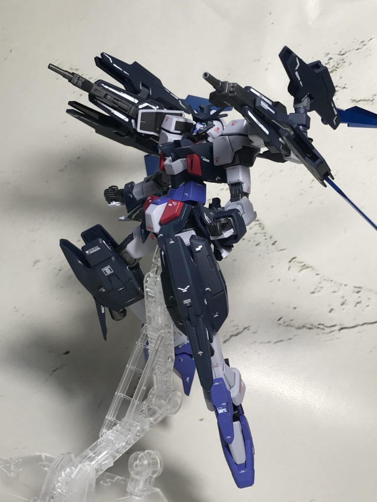 肩部バインダー
ダブルバレットをベースに指定制御翼の追加で機動性を高めている。