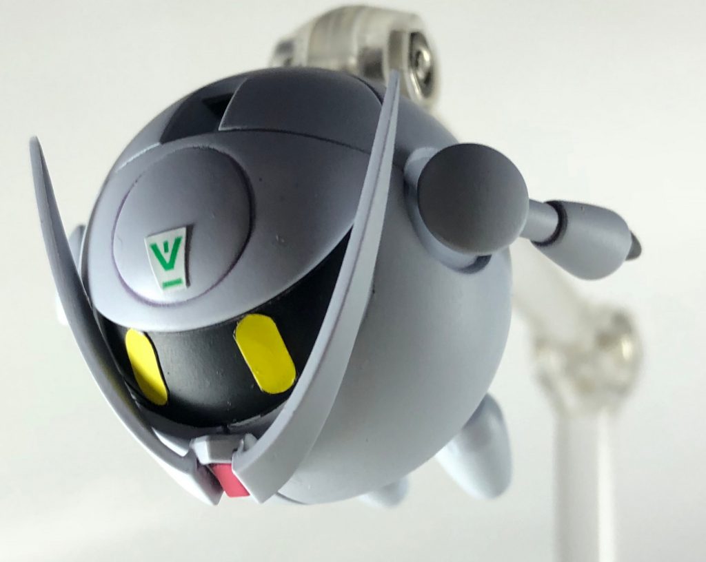 頭突き。いや体当たり？　デコのターンエーマークは当初彫ったんですがなんかしっくりこなかったんでターンエーのシールを貼って封印札みたいな感じにしています。取れるとたいへんなことになります。