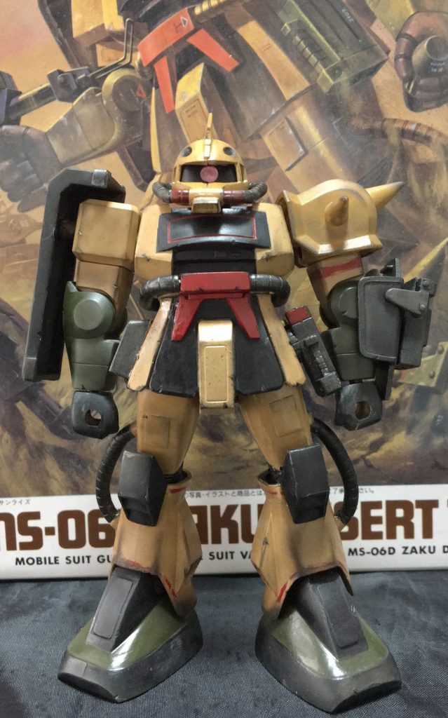 「ウェザリングが汚い」というのは誉め言葉。
汚しの雰囲気としては石の切削現場で働くユンボや大型トラック。南米奥地で使われているトラックを参考に。
砂漠地帯での戦闘機体だし砂遊び好きそうなんで汚れててもいいんです。