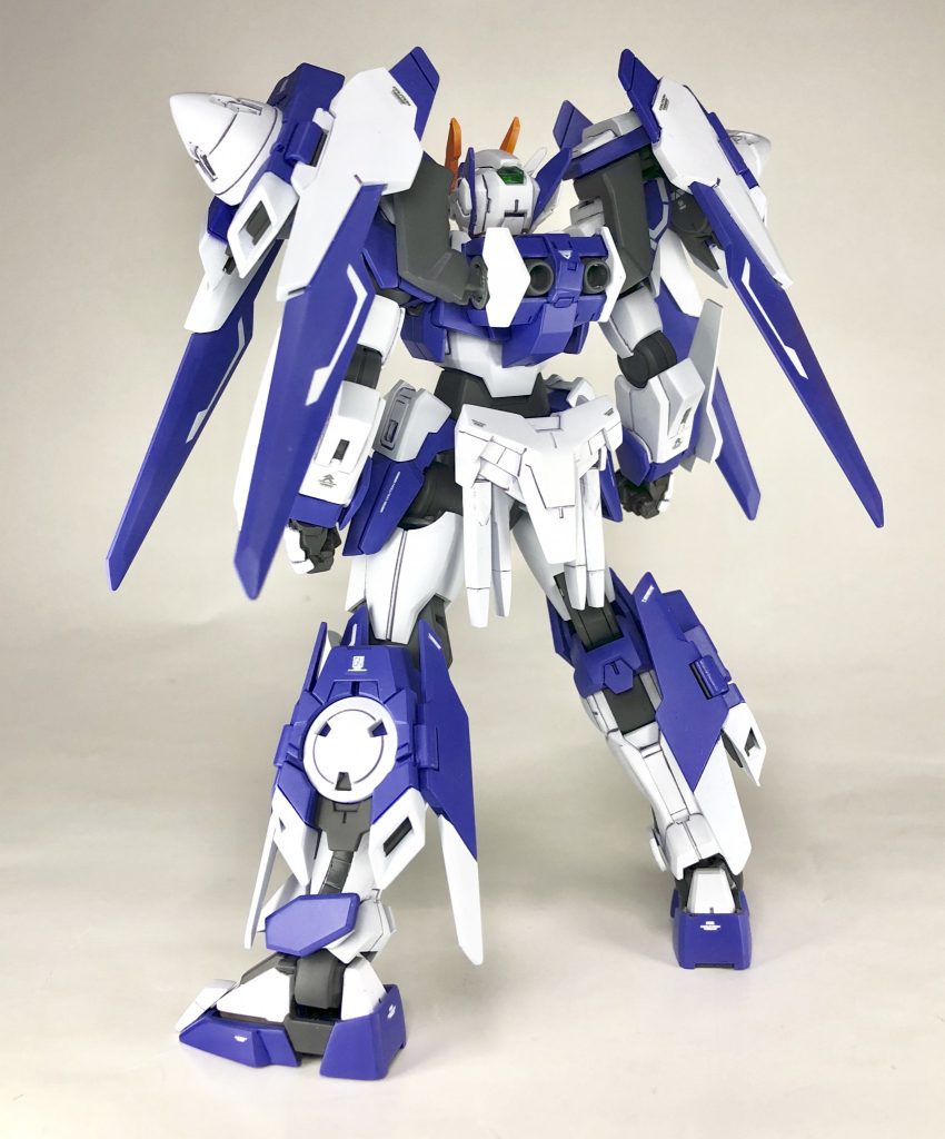 GNビームサーベルはエクシア用とダブルオー用の各2×2の4本装備。背部中央には拡張用の3mm受けを配していて、オーライザーとのドッキングも可能としています。