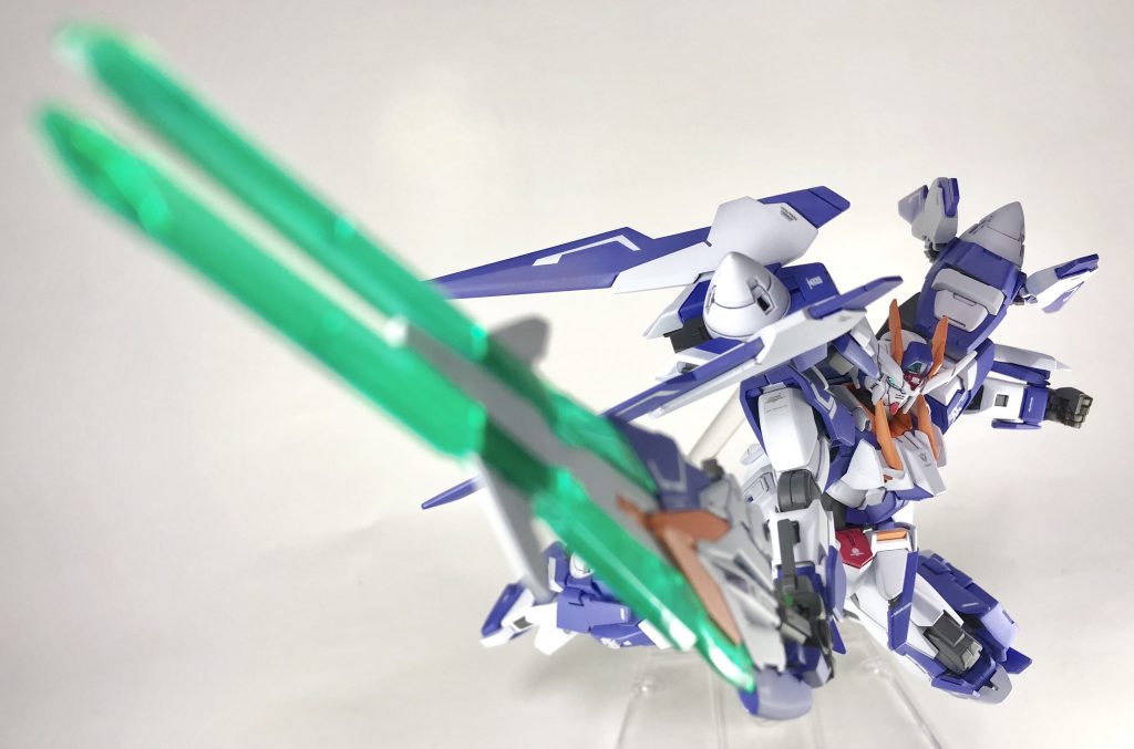 主兵装のGNカレトヴルッフはGNソードII+付録のカレトヴルッフフェーダーで製作したもの。デザイナーさんが共通なんでまさにベストマッチ。ライフルモードとソードモードに変形可能です。