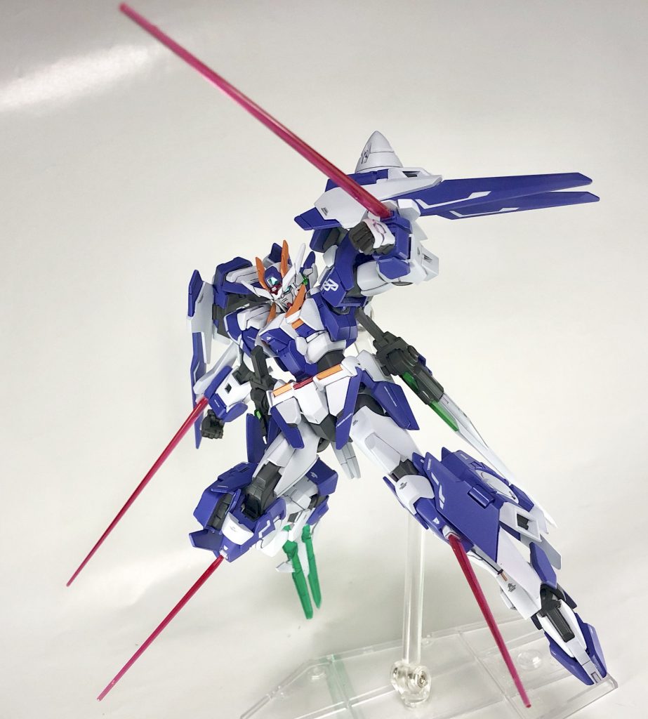 前腕と膝部にはそれぞれ固定式のGNビームサーベルを装備。素手でも闘えるように脚部に格闘兵装を組み込むのは個人的なガンプラ製作のセオリーだったりします。