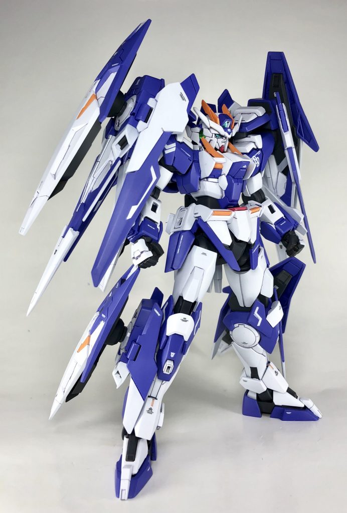 アヴァランチは各GNバーニアが同一のデザインですがサイズが異なるため、このアヴァランチフォースではGNアヴァランチブースターとしてすべて規格化したという想定で製作しています。なお、額のクリスタルは青く変化していますが、これは当初ノーマルの額用に用意したものを配色バランスを鑑みて赤に変更したことで余剰となったものを流用したため。そのぶんフォームチェンジ感は出たのではないかと。