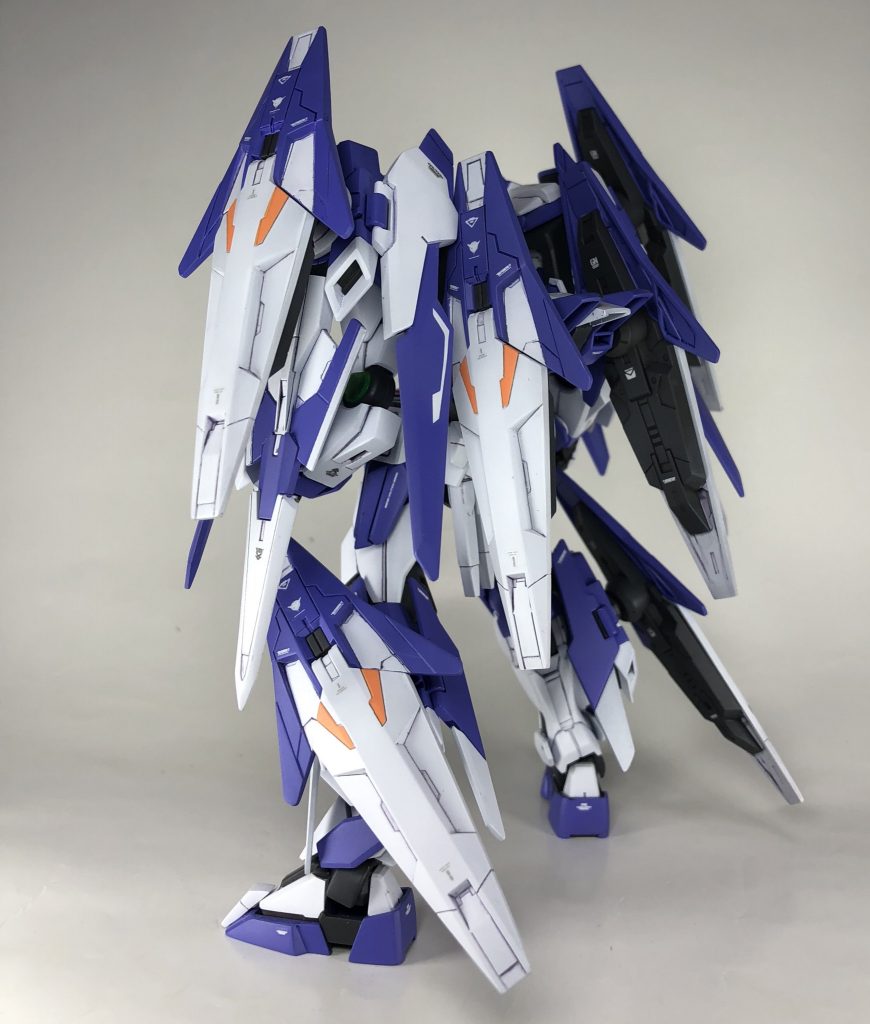 GNアヴァランチブースターはダイバーエースユニットの形状のままですが、カラーリングを変更しています。