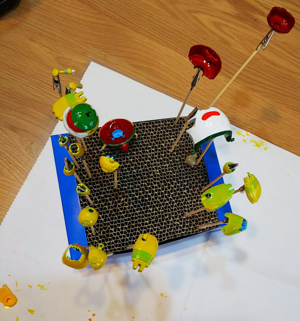 下地が出てしまうので、何度も何度も重ね塗りするのが大変でした。
水性アクリジョンは発色は良いけれど、隠蔽力は低いので。