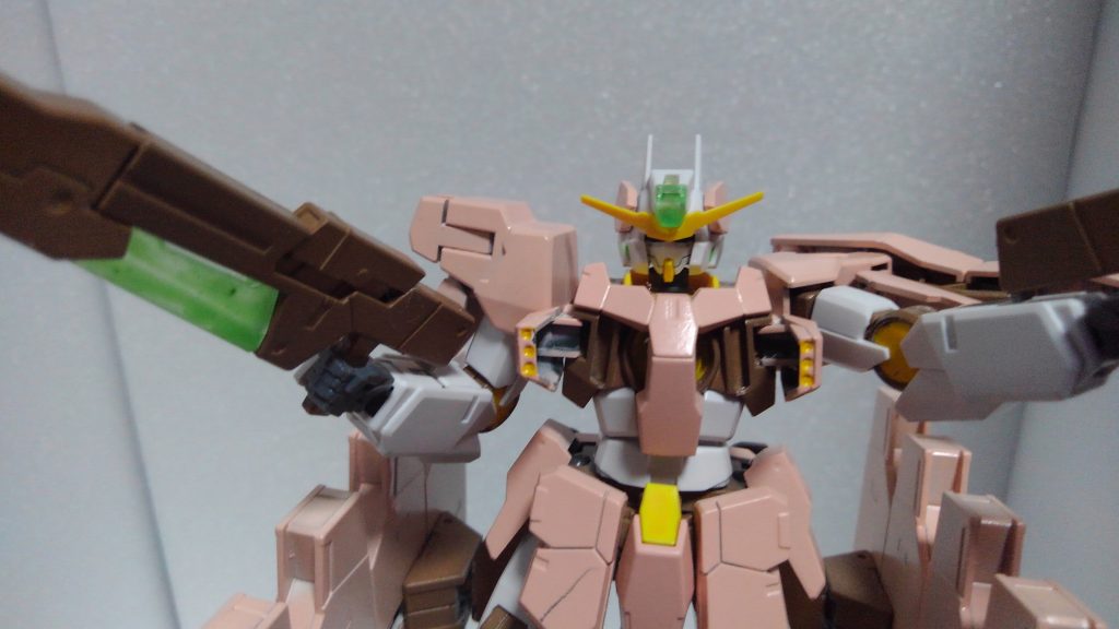 フォース「フラワーガーデン」所属「チエリ」愛用機
 フォース結成前の「アス」と「ツバキ」と知り合い。
 「チエリ」はクエストを遊ぶのがメインでバトルを苦手とし、バトルメインのクエストの時は二人手助けしてもらっていた。
 フォース結成時、「ツバキ」が専用機を貰っていたのを見て「アオイ」と共に自分の機体が欲しいとねだり、機体の制御より、ビットやファンネルの制御が得意だったためこの機体が贈られた。