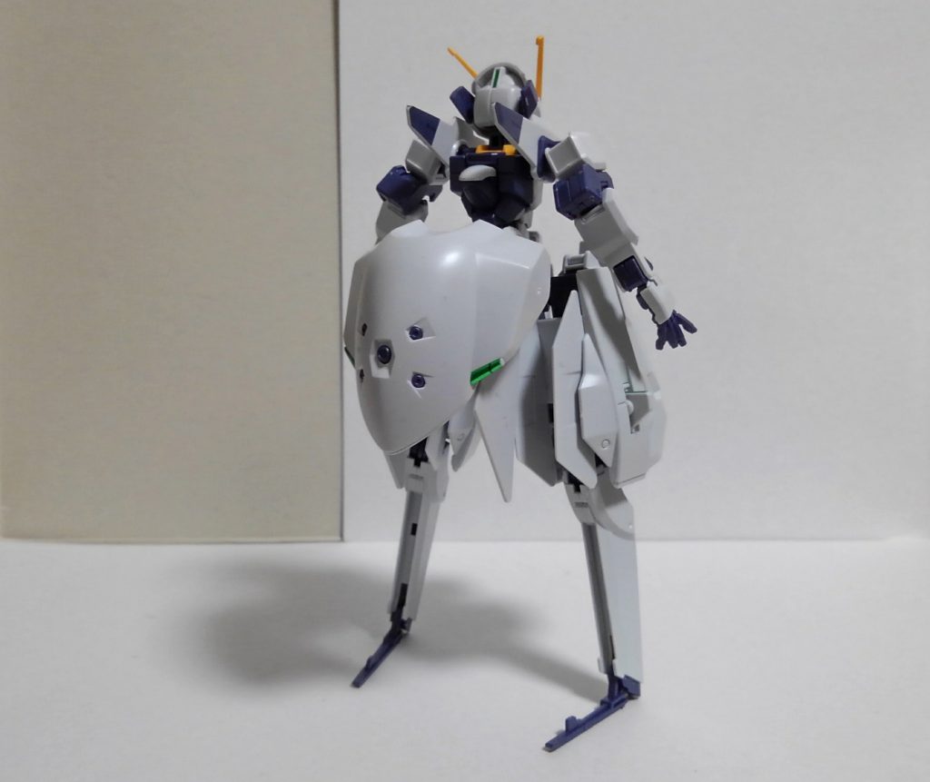 後ろから
腰の丸っこいパーツはMA形態時に機首?になる部分。