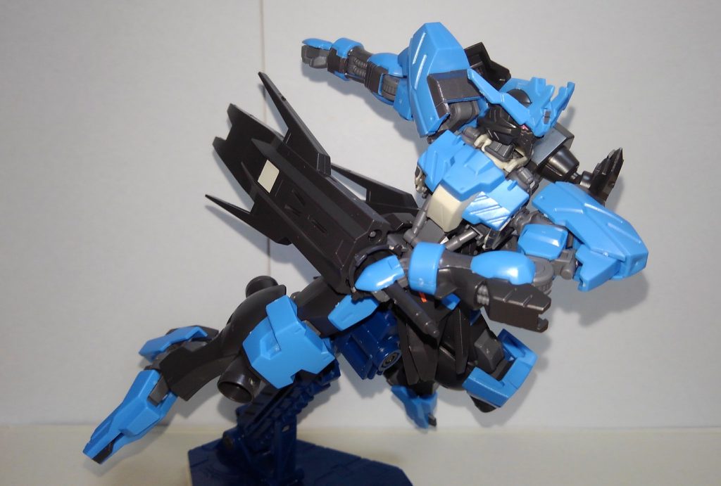 左右サイドバインダーに予備の刀身を合計６本格納している。