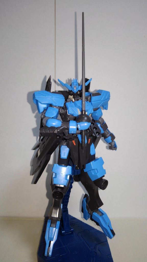 バーストサーベル
主兵装。レイピアの様に刺突するのが基本スタイル。刀身を切り離して爆破（バースト）することもできる。