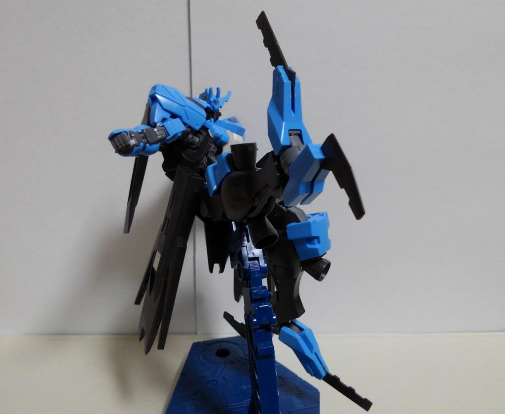 ハンターエッジ
足に装備された近接武装。おそらく元ネタはヴィーダルのサンダル（鉄のように硬いサンダルで、最終戦争ラグナロクで自身を飲み込もうとしたフェンリルの下顎をこれで踏みつけた）。