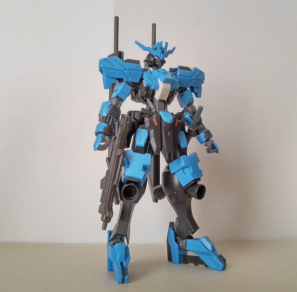 腰サイドアーマーとバックパックをハードポイントがあるウヴァルとアスタロトのものに変更。武器のマウント位置を増やし手数を増やしている。ランスやレイピアのような刺突系武器の使用が苦手なためバーストサーベルをオミットし、代わりに近接武器にグレイズのバトルアックスと２本のバスターソードを装備。射撃武器もライフルからアスタロトのマシンガンに変更し、１発の威力よりも取り回しと支援力を重視している。