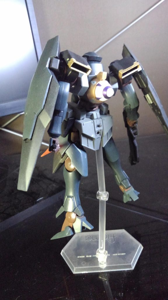 実は背中は金色多め。　肩のスラスター部分がどことなーくアヘッドスマルトロンに見えます。(うろ覚えですが)