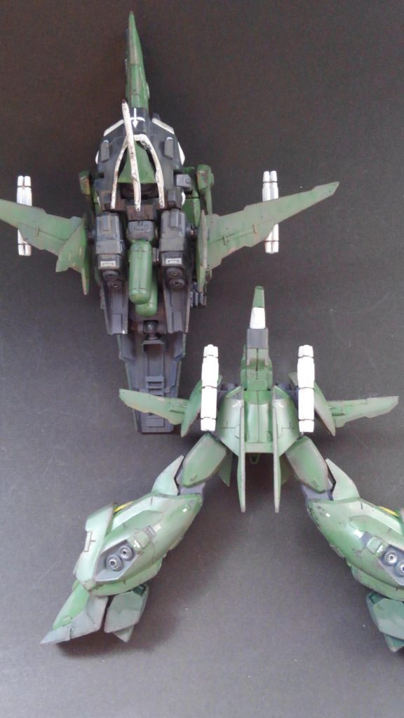 もちろん変形機構はオミットせず、そのまま残しています。バウナッターの機首が可動するようになっており、差し替えなしに変形できるのがポイントです。