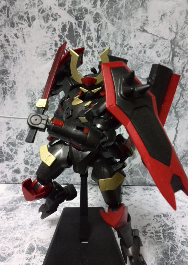 日本刀
GNビームサーベル
GNショートビームサーベルの
計 三振りを装備

三刀流で相手に斬りかかる！