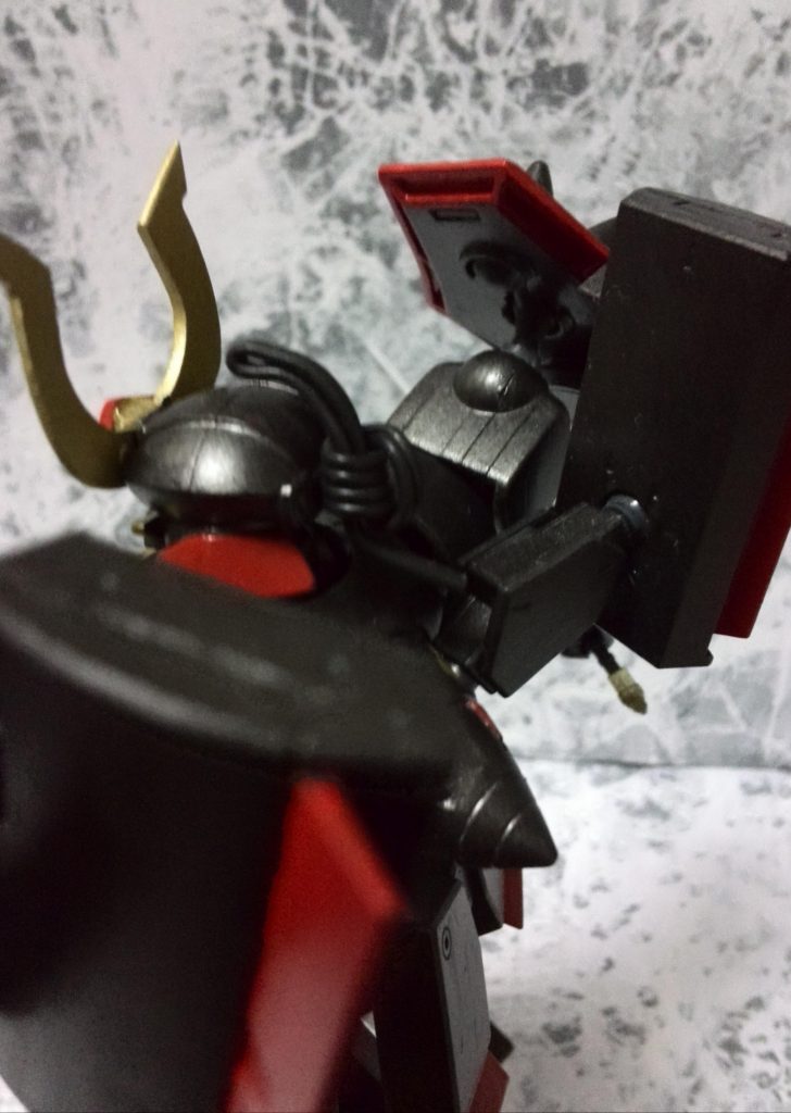 後頭部のケーブルを結んでマゲ風に