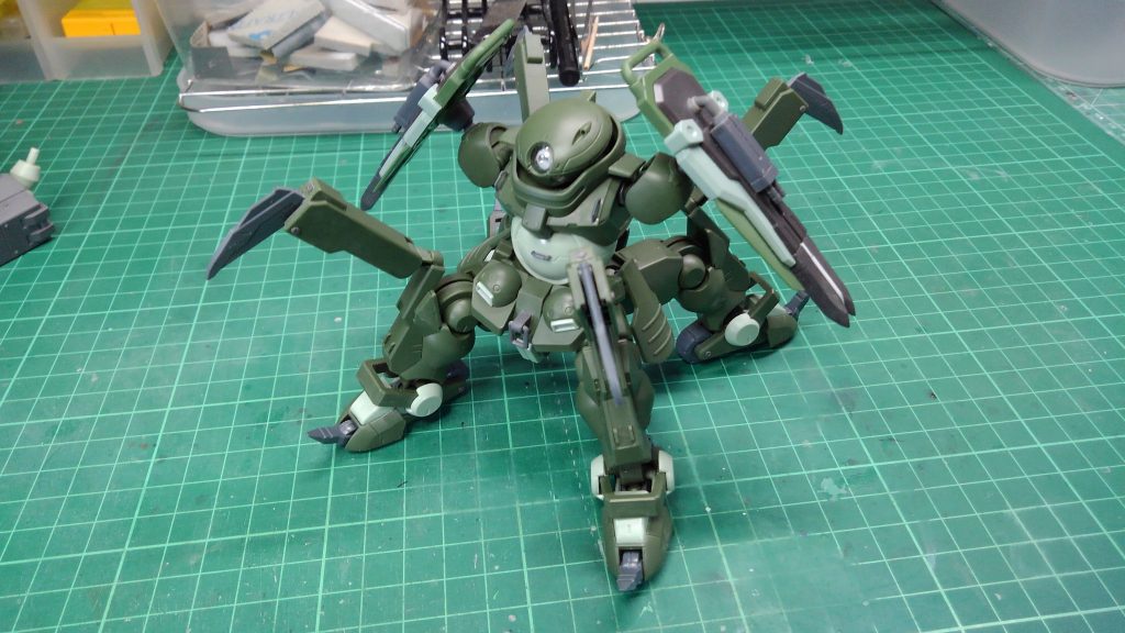 機体名の由来ですが、グリモアレッドベレーがATのスコープドッグに似ていることと、隠しヅメを展開したときに、8本脚に見える所から、『デビルフィッシュ』(タコ)と名付けました。