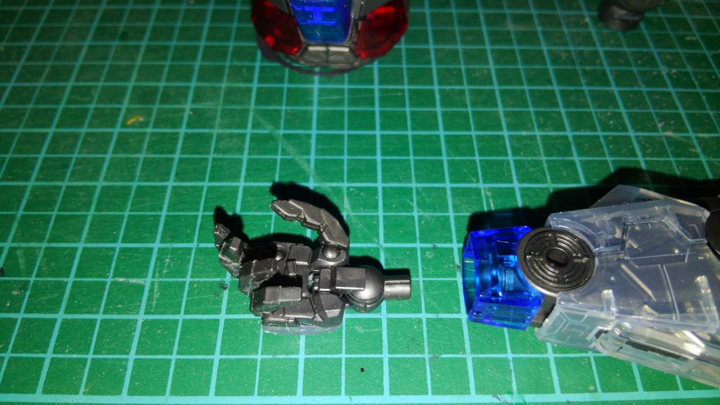 指は最近のMG定番の切り離しで表情を付けやすくしました。