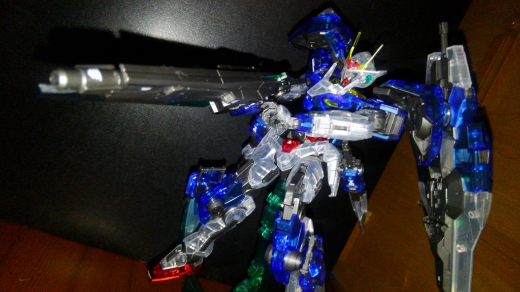 武装が豊富でデカイ(*´ω`*)
ガンメタ素材とクリアパーツが美しいです。が、ゲート跡が無塗装だと消えてくれない哀しみ。