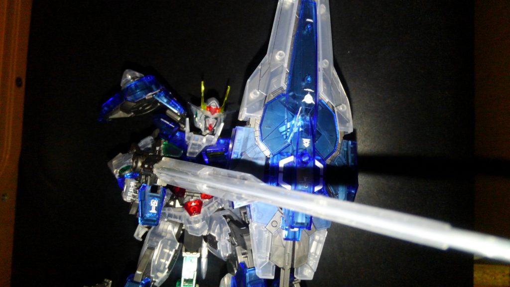 GNバスターソードⅡは重すぎてマトモに持てません( ;∀;)
肩に着ける分にはロック機構のおかげでたれてこないのでグッドです(o^-')b !