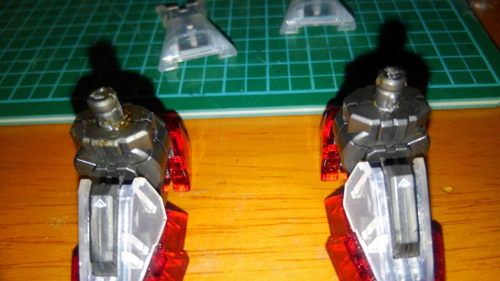 特に負荷をかけたわけでもないのにABS間接が折れる悲劇。・゜・(ノД`)・゜・。
ガンメタのABS素材は脆いのでしょうか?
完成前にABS用セメダインのお世話に・・・